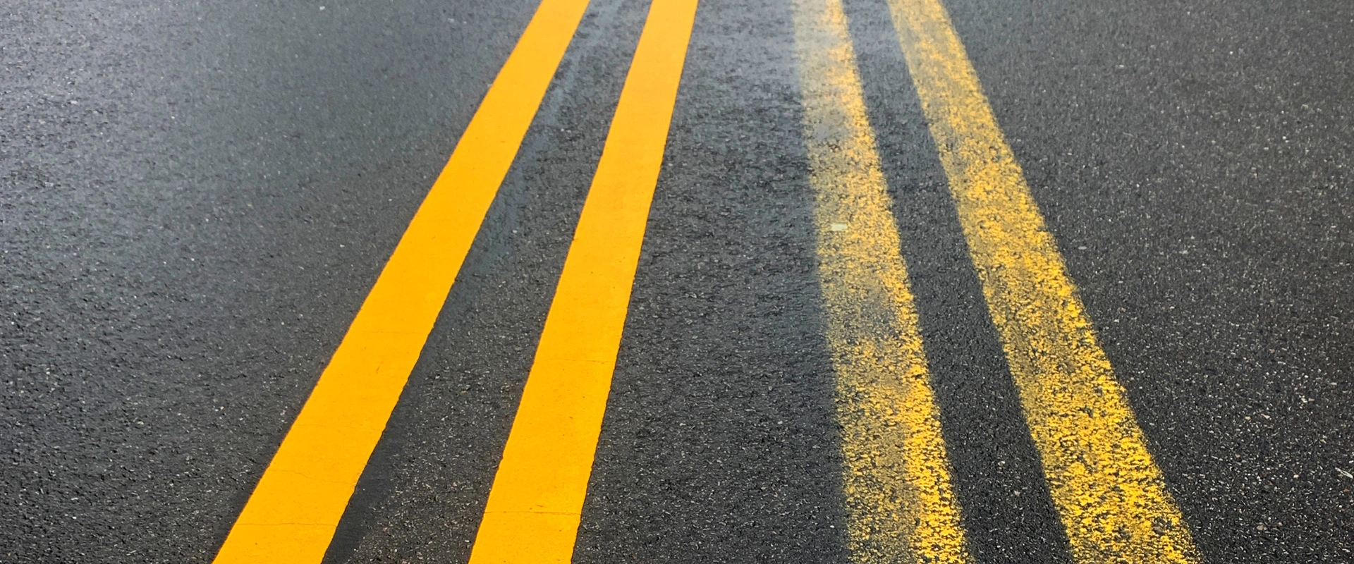 ¡Advertencia y Resistencia! Pintura Alto Tráfico Amarilla: Durabilidad y Visibilidad Garantizada. El color que guía el tránsito urbano e industrial en Lima y Arequipa 2 Vista de líneas de pintura alto tráfico amarilla en una zona de restricción en una calle de Lima